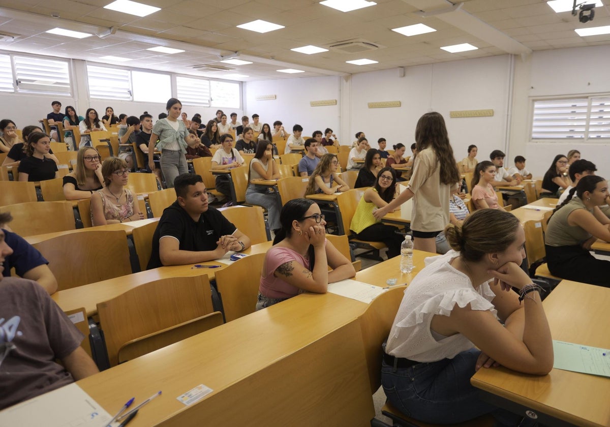 Alumnos realizando el examen de Selectividad este martes en la Universidad de Sevilla