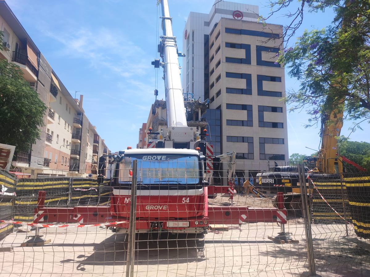 La Torre Mapfre está actualmente en plena demolición