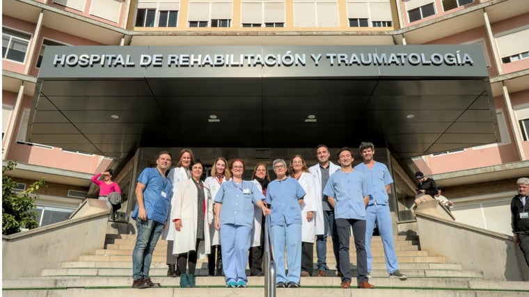 Equipo de trasplantes de Sevilla y Huelva en la puerta del Hospital de Rehabilitación y Traumatología del Hospital Virgen del Rocío de Sevilla. En el centro, la coordinadora Manuela Cid