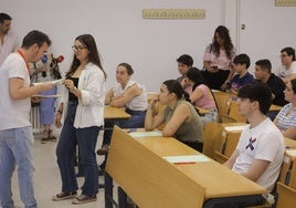 ¿Con qué frecuencia gira la Luna alrededor de la Tierra?, la pregunta del examen de Ciencias en la Selectividad de Andalucía 2024