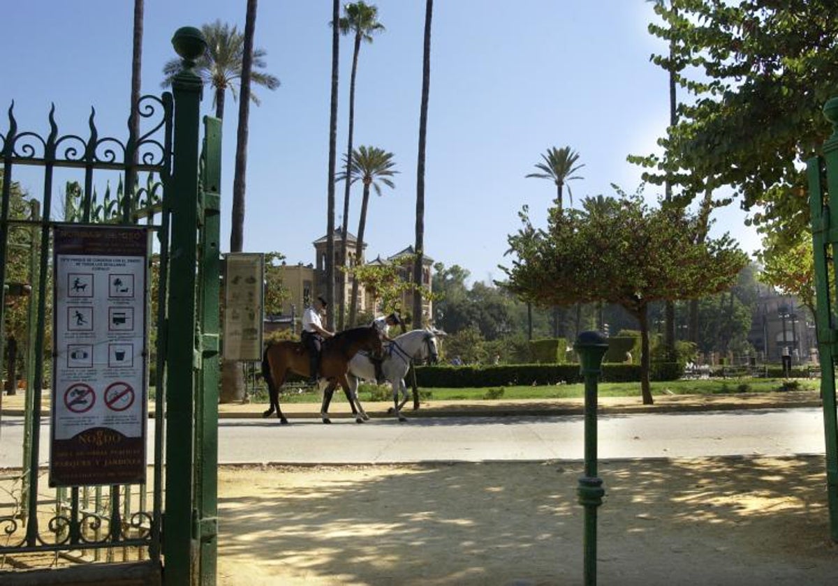 El parque de María Luisa abre sus puertas este jueves dos horas y media más tarde