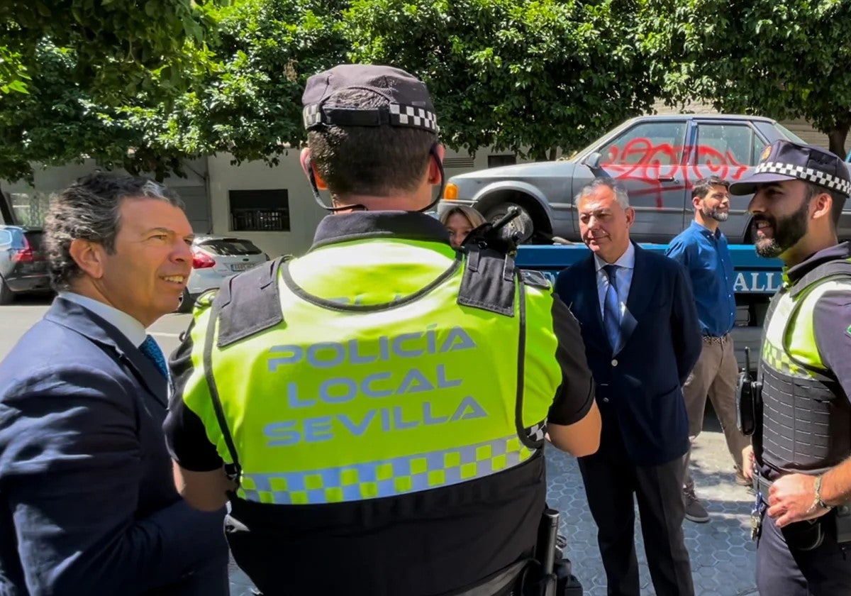 José Luis Sanz con varios policías locales de Sevilla