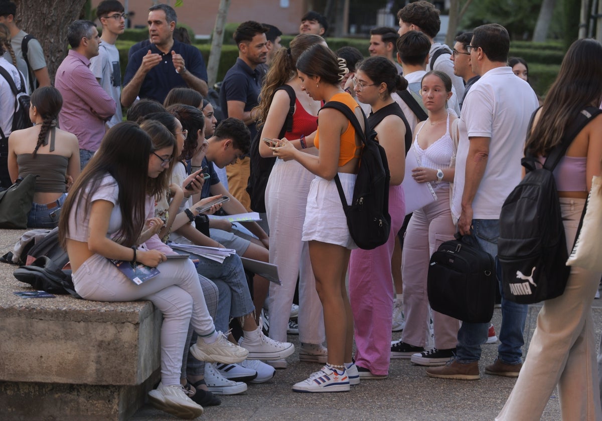 Alumnos antes de entrar a hacer uno de los exámenes