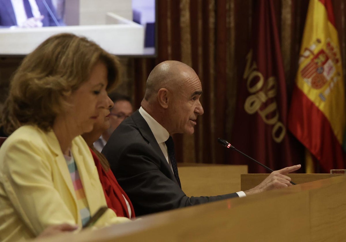 El portavoz del PSOE en el Ayuntamiento, Antonio Muñoz, durante el Pleno de la cuestión de confianza