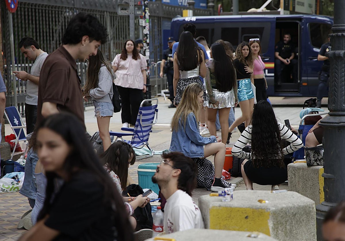 Los fans aguardan con impaciencia el inicio del concierto de Aitana este viernes en Sevilla