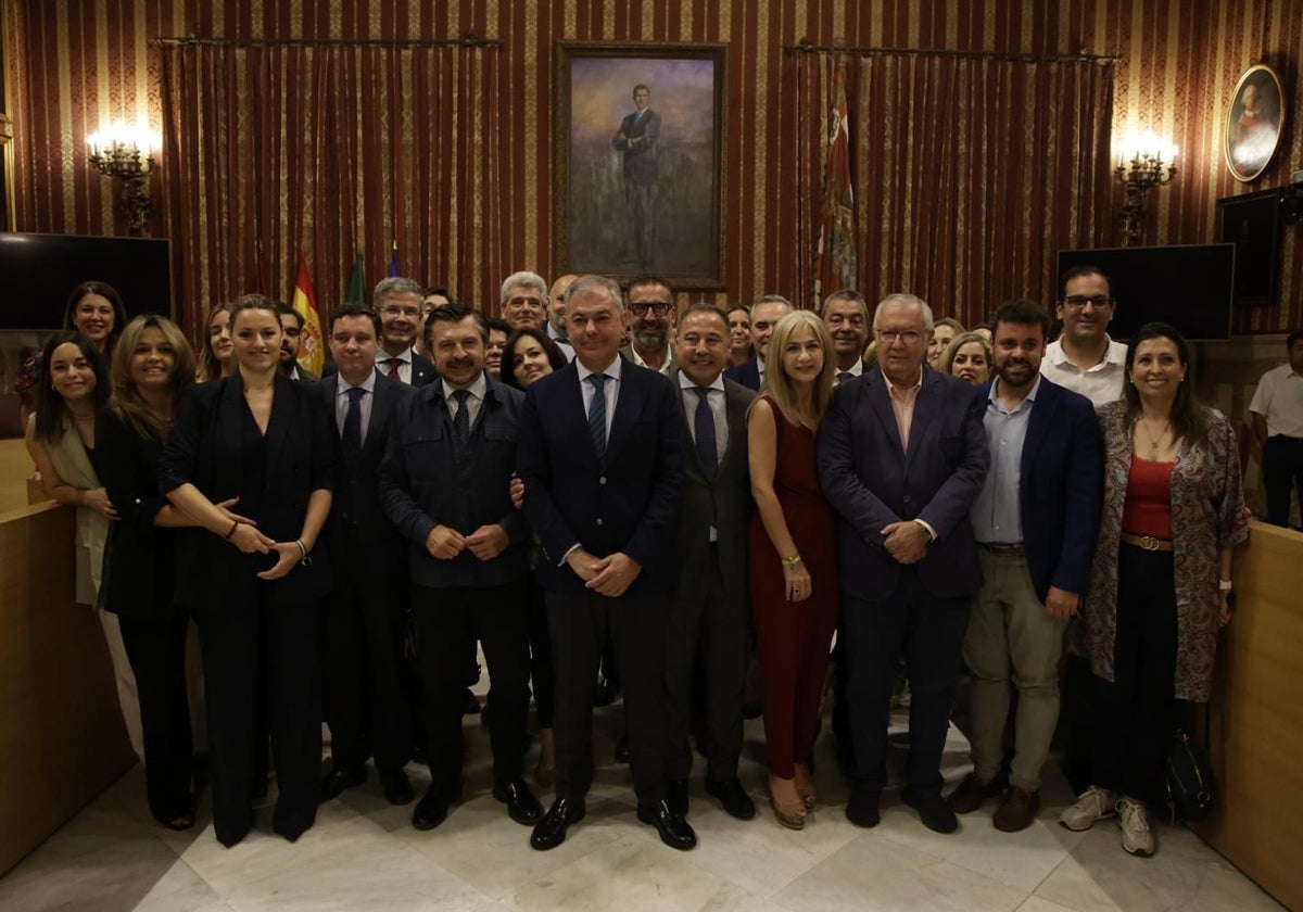 Sanz este viernes en el Ayuntamiento rodeado de dirigentes del PP de Sevilla