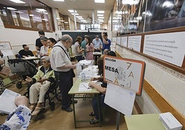 Ambiente durante la jornada electoral en Sevilla, en imágenes