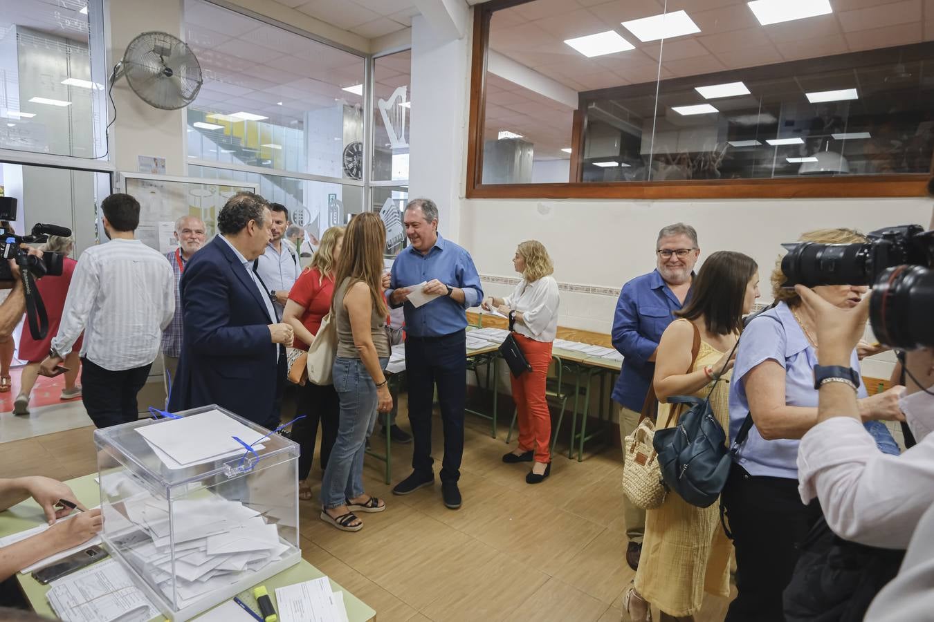 Ambiente tranquilo durante esta jornada electoral en Sevilla