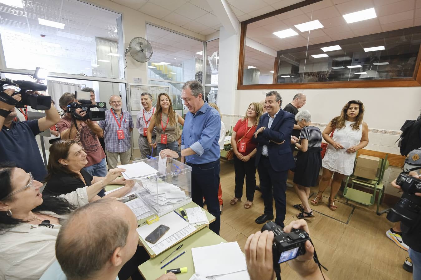Ambiente tranquilo durante esta jornada electoral en Sevilla