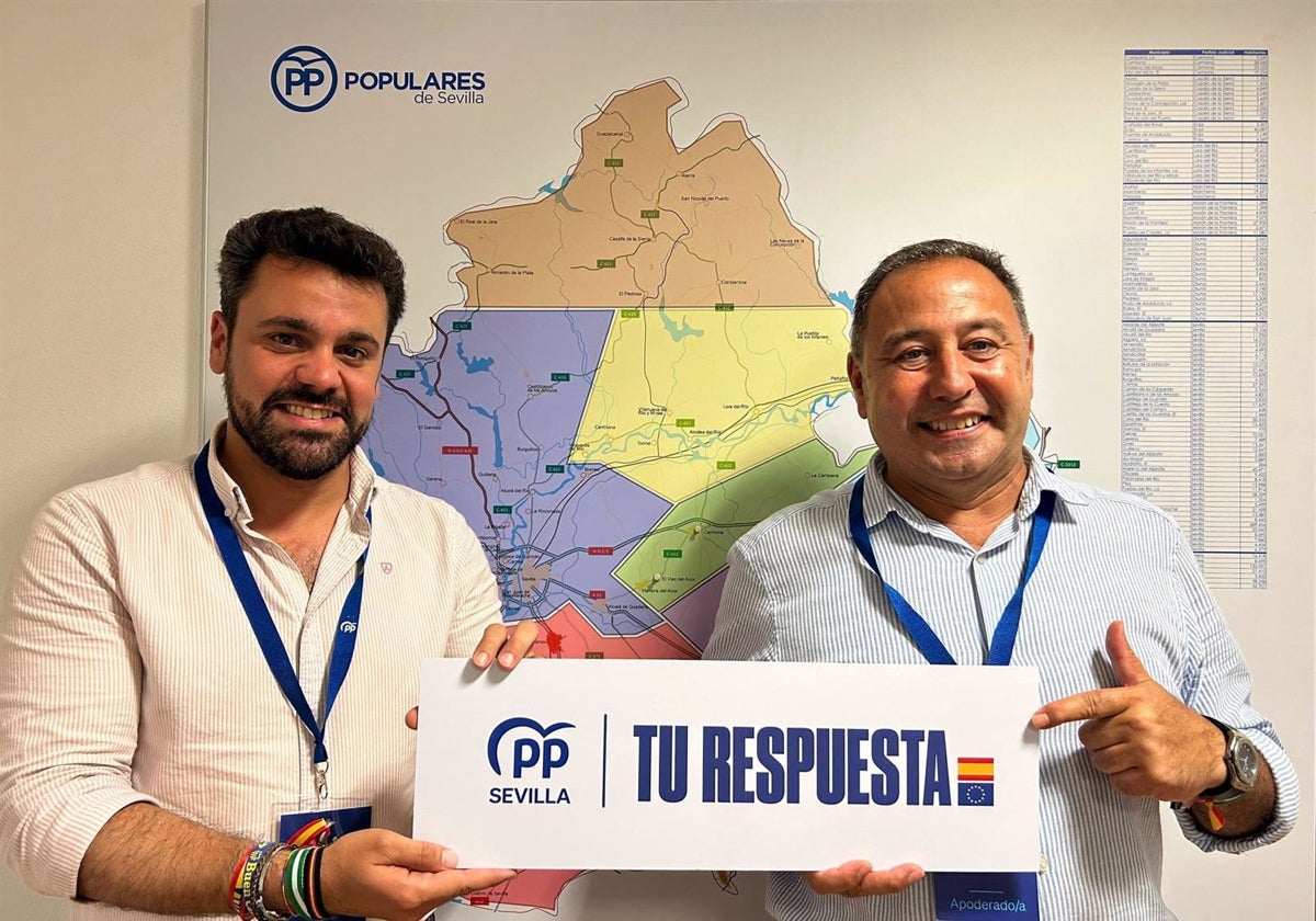 El presidente del PP provincial, Ricardo Sánchez (d), junto al secretario general de la formación en Sevilla, José Ricardo García