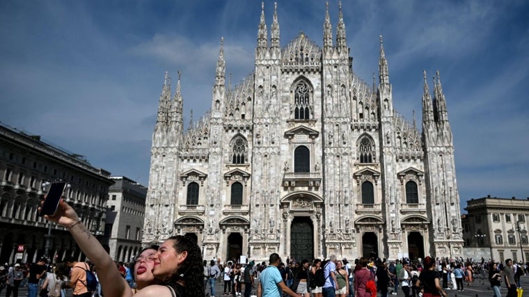 Plaza junto al Duomo de Milán atestada de turistas