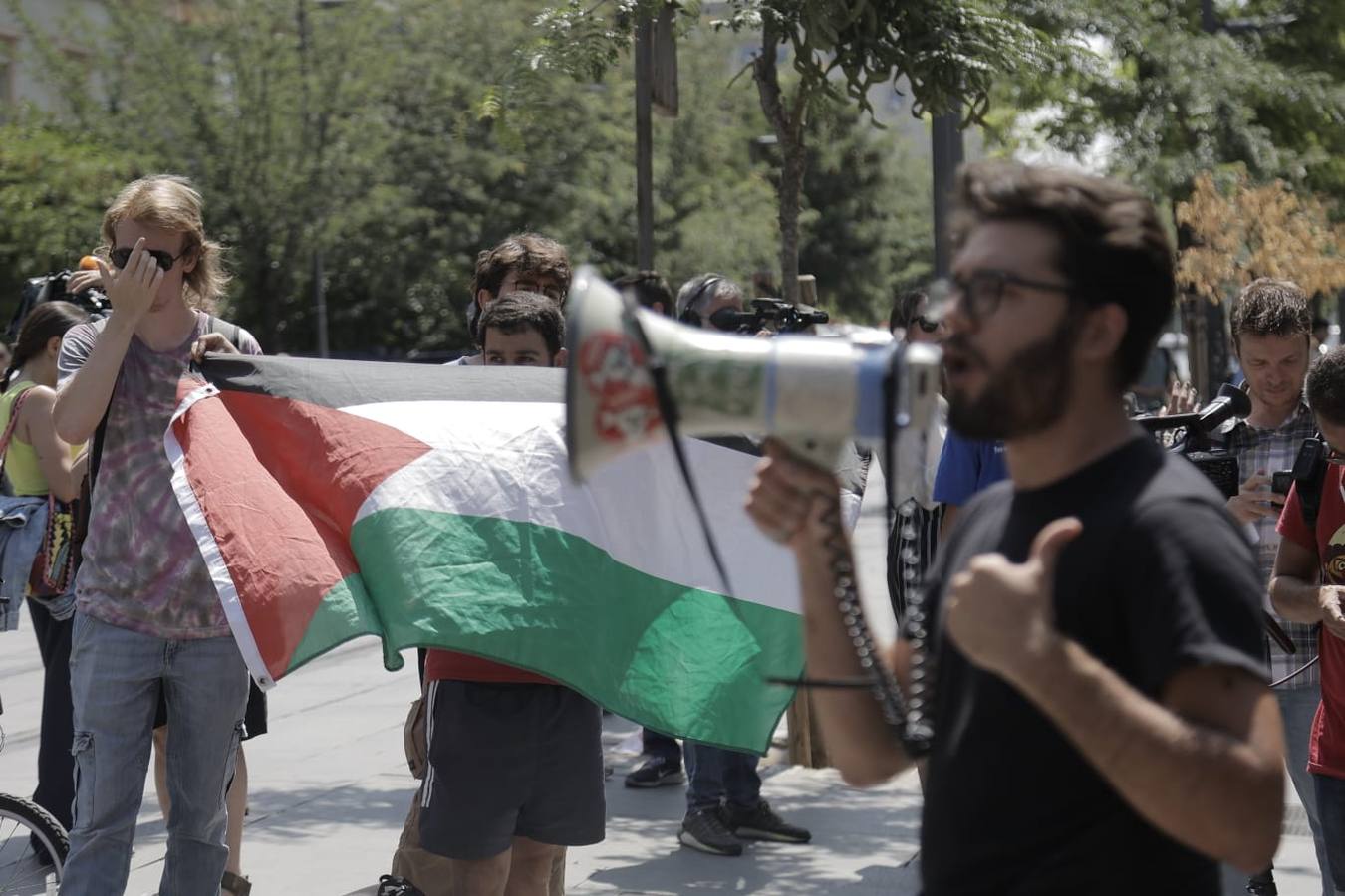 Estudiantes y profesores concentrados en la calle San fernando