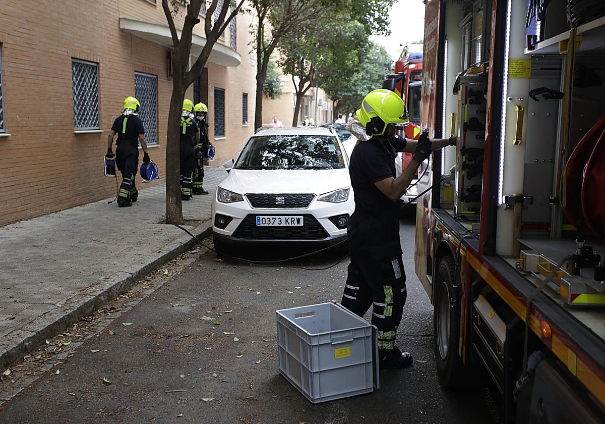 Los bomberos en la zona afectada este miércoles
