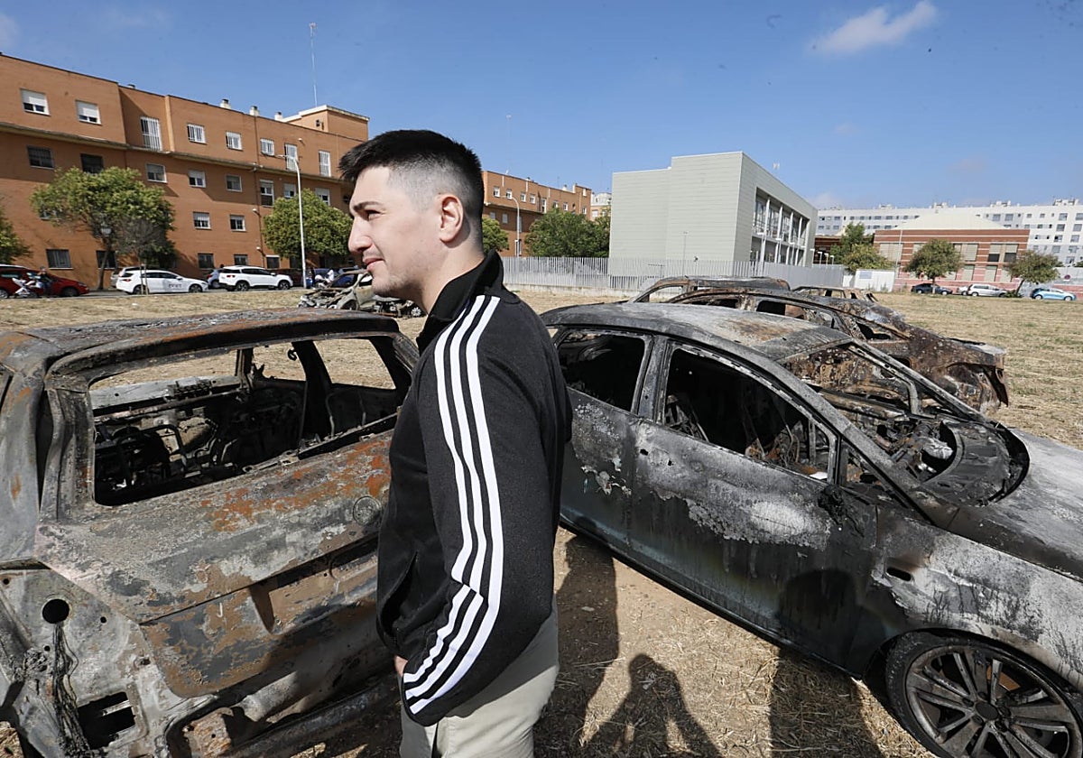Alejandro Genano observa lo que queda de su coche