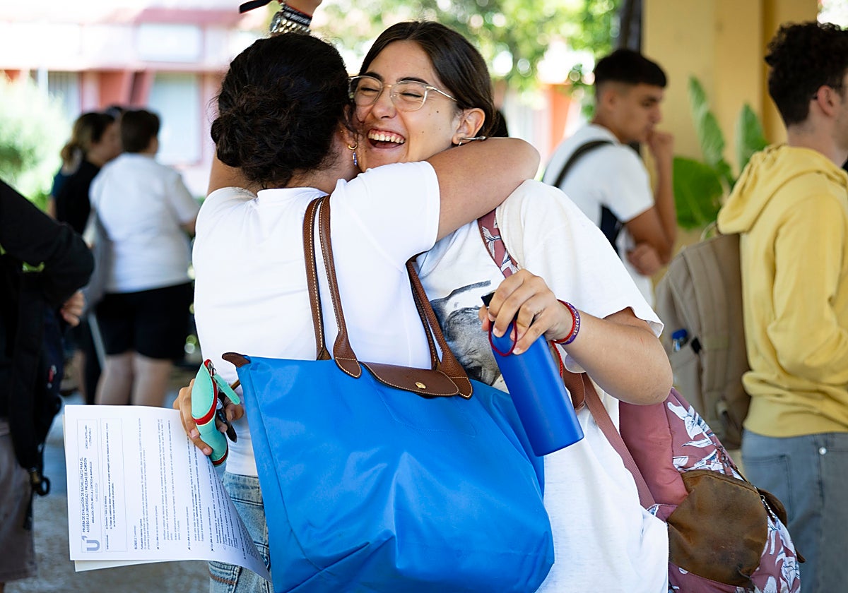 Estudiantes la pasada semana en Sevilla antes de los exámenes de Selectividad
