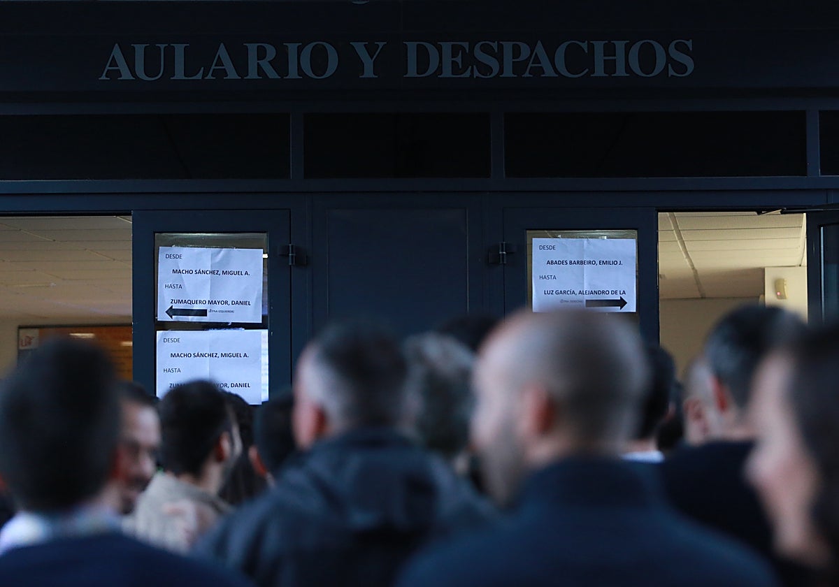 Aspirantes a la Policía Local de Sevilla en la puerta del aula de uno de los exámenes
