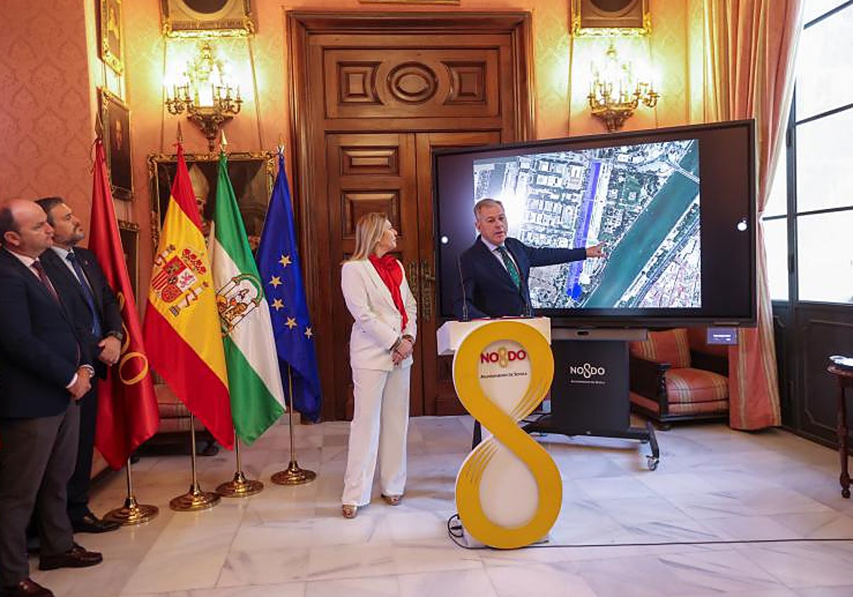José Luis Sanz presentando el jueves el proyecto del Canal de la Expo, en presencia de la consejera Carolina España