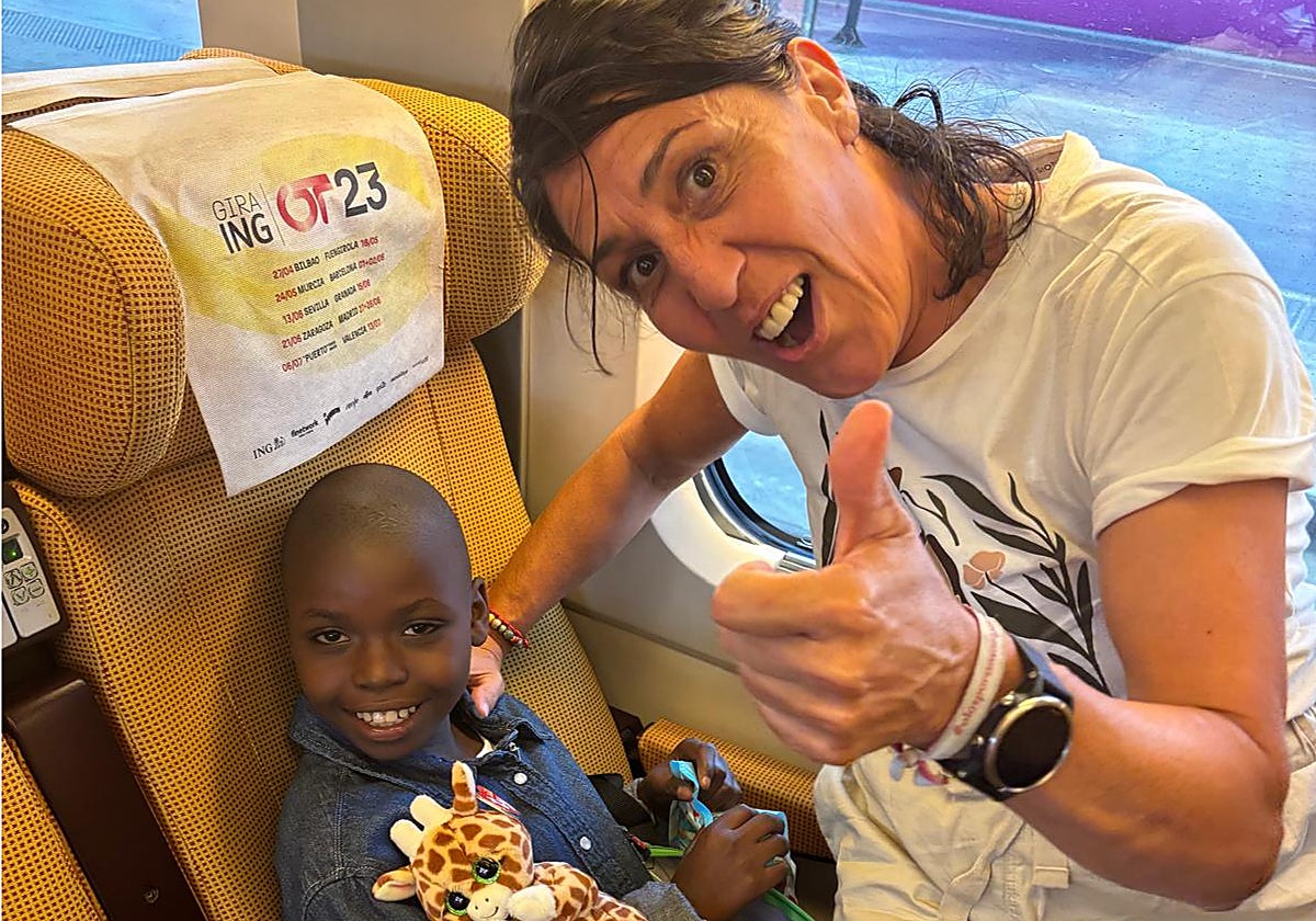 La cooperante Conchi Illanes con María, la huérfana ugandesa a su llegada a Sevilla