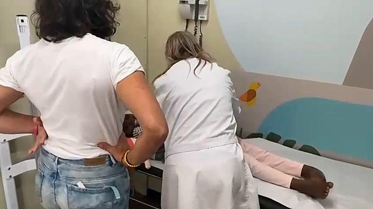 Una profesional sanitaria explora a María en el Hospital Quirónsalud Infanta Luisa de Sevilla