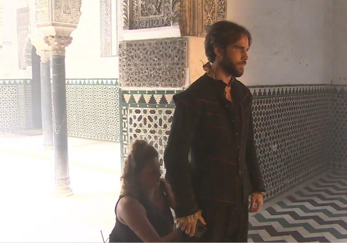 El actor Julio Peña, que interpreta a Cervantes, en una escena en el Alcázar de Sevilla