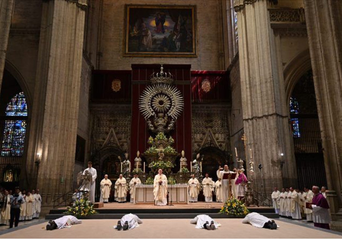 Momento de la ceremonia de ordenación de los cuatro nuevos sacerdotes, este sábado en la Catedral de Sevilla