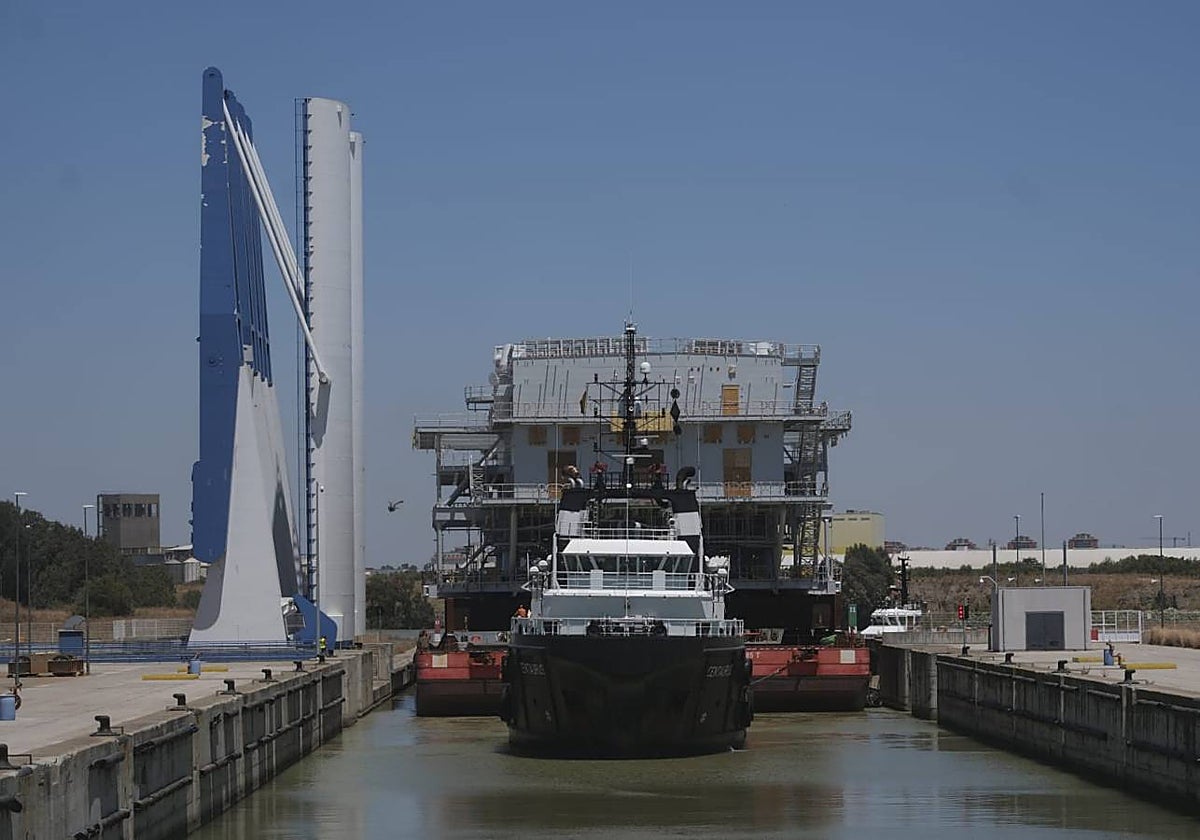 Momento del paso por la esclusa de la subestación en el Puerto de Sevilla