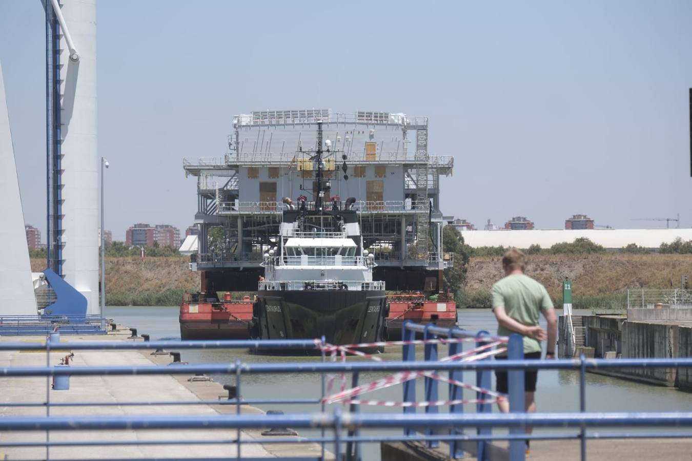 Paso por la esclusa de la subestación eléctrica en el Puerto de Sevilla
