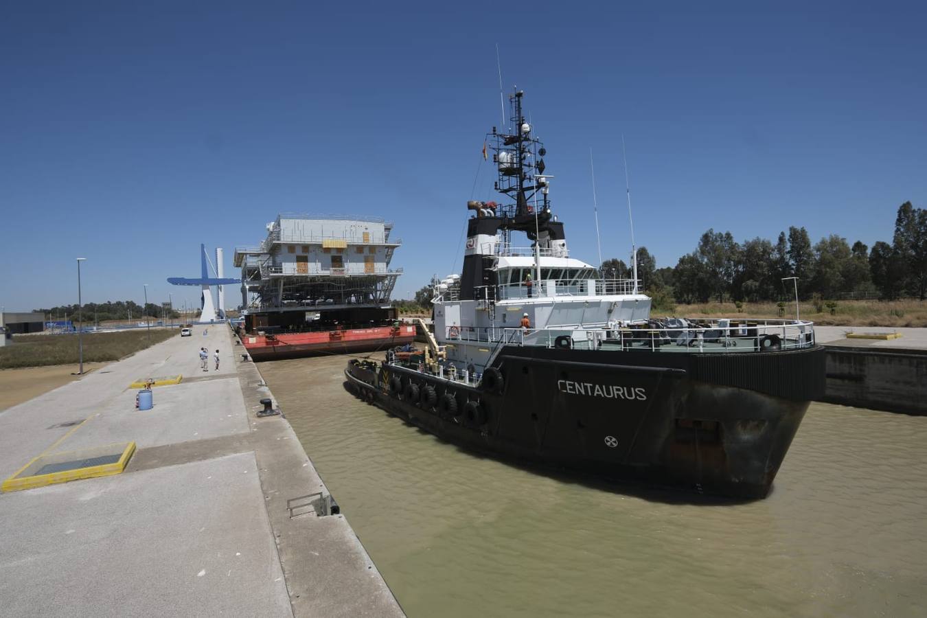 Paso por la esclusa de la subestación eléctrica en el Puerto de Sevilla