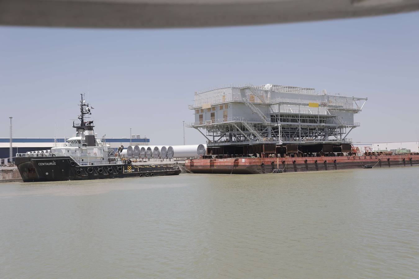 Momento del remolque de la subestación en el Puerto de Sevilla