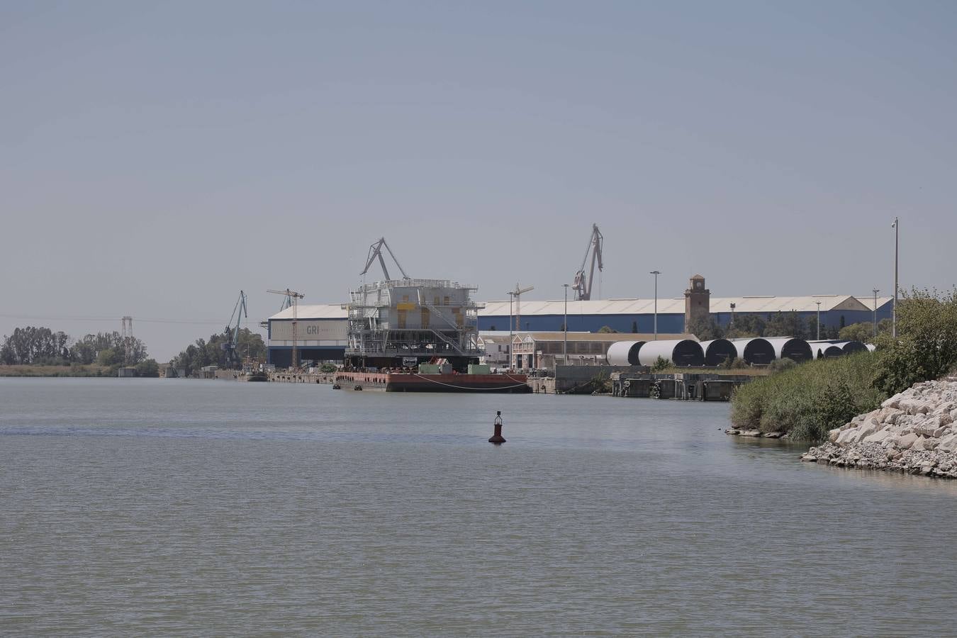 Momento del remolque de la subestación en el Puerto de Sevilla