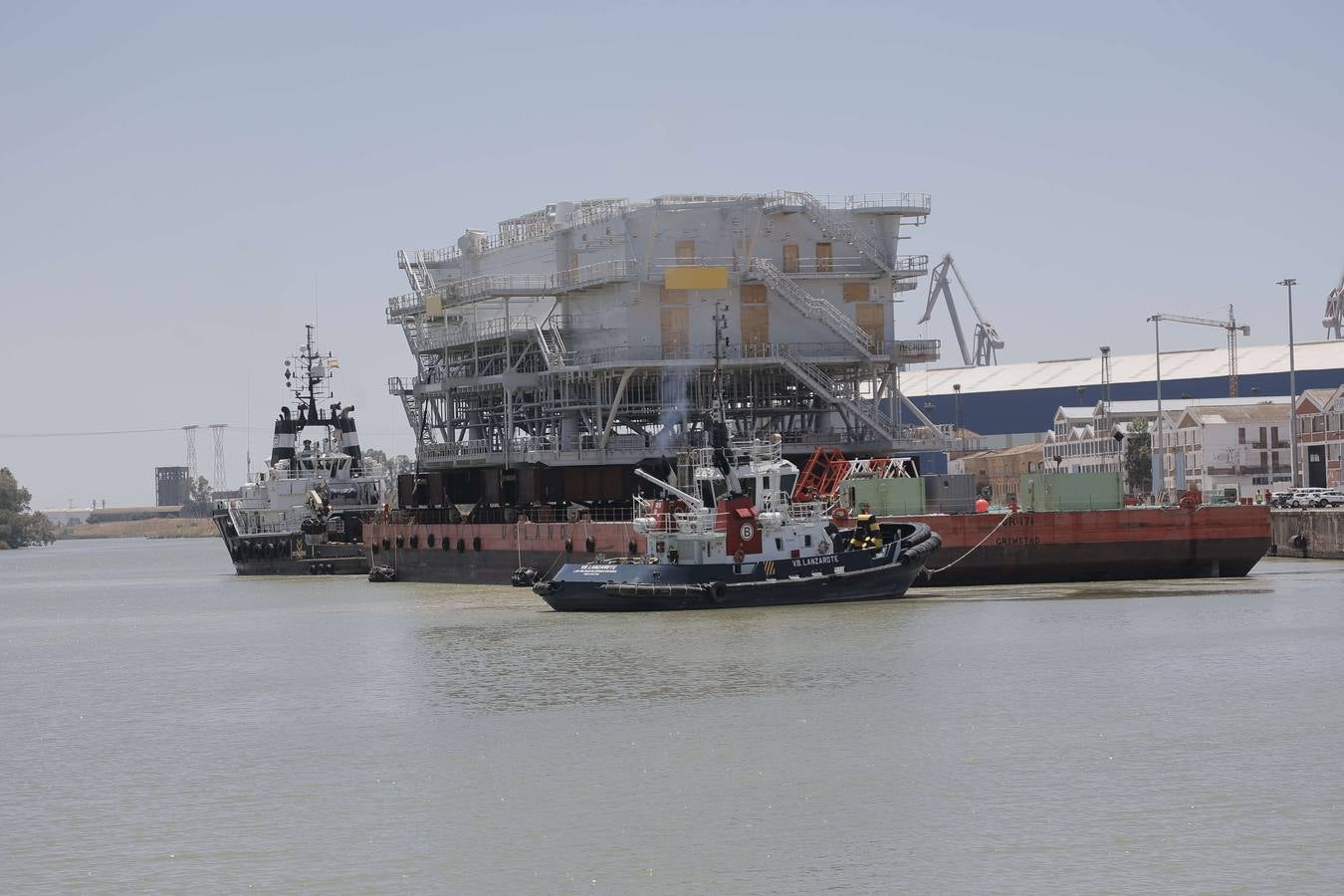Momento del remolque de la subestación en el Puerto de Sevilla