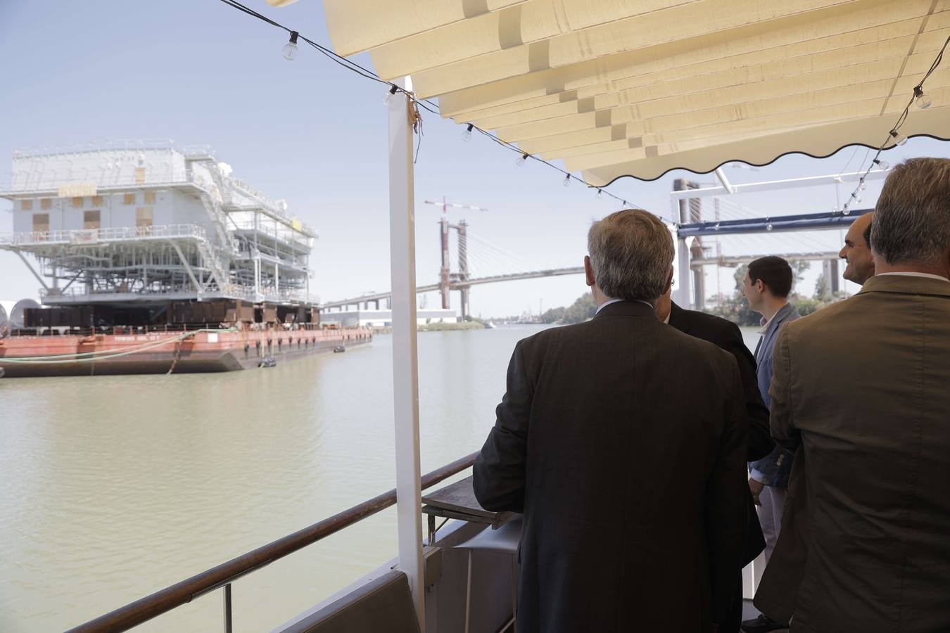 Momento del remolque de la subestación en el Puerto de Sevilla