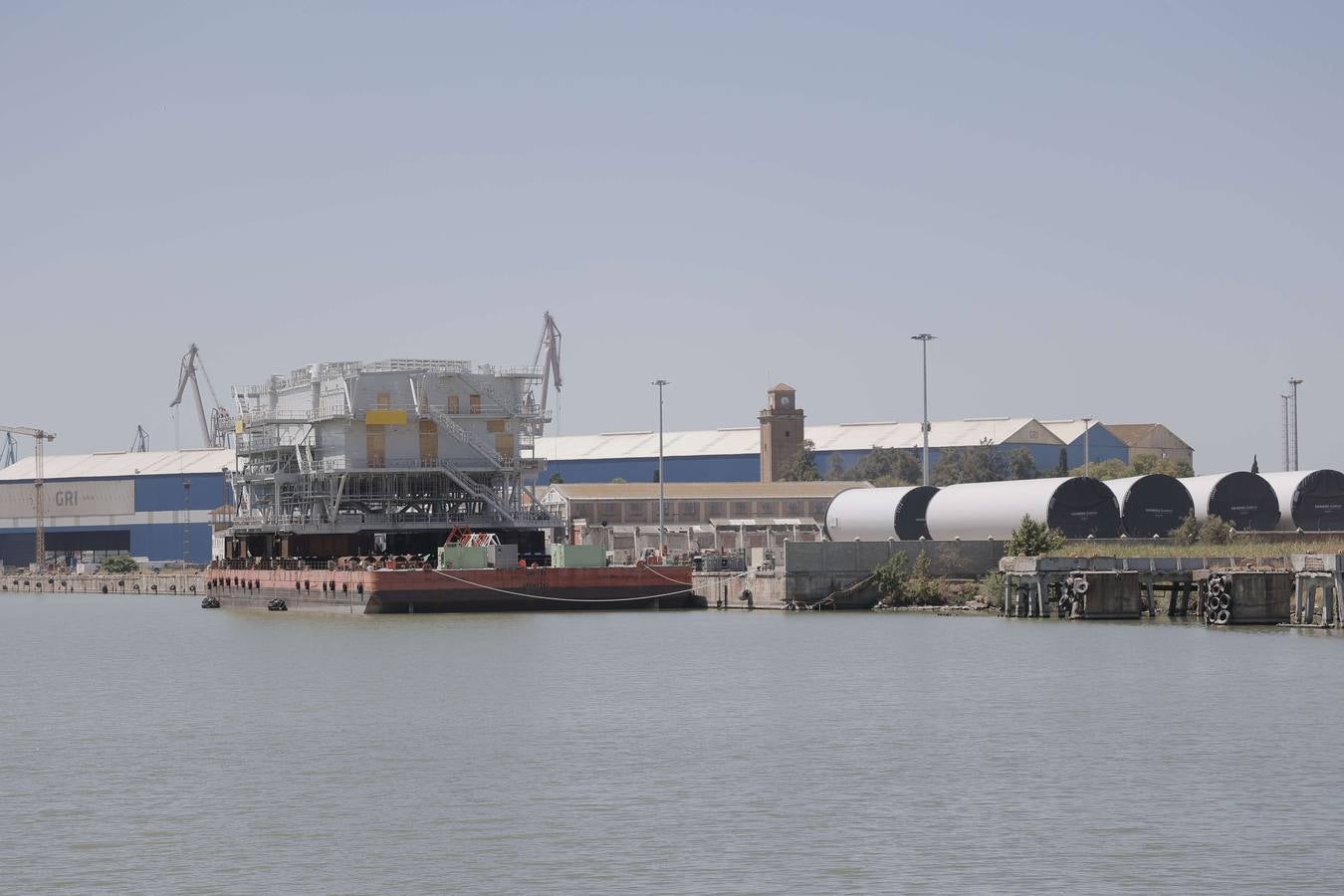 Momento del remolque de la subestación en el Puerto de Sevilla