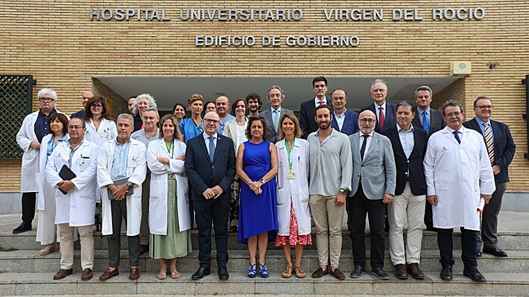 La consejera de Salud junto a los responsables de la investigación llevada a cabo en el Virgen del Rocío