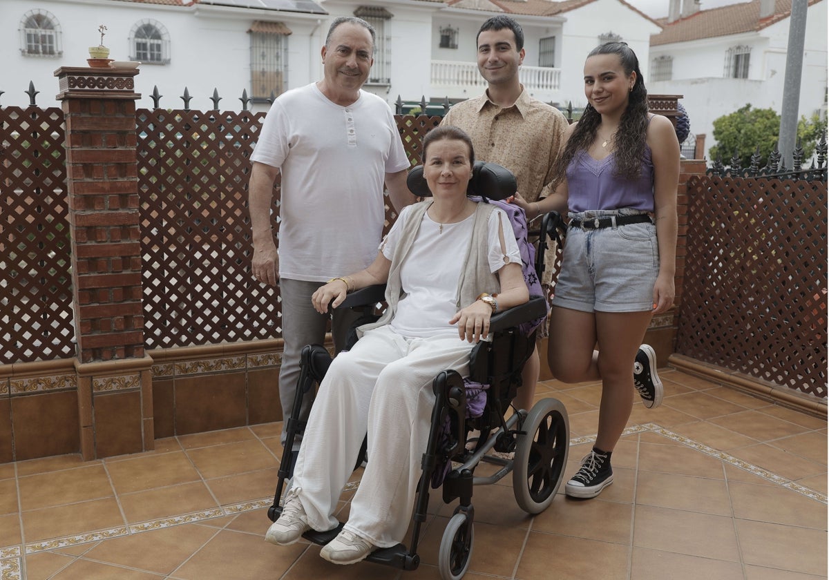 Luisa Pérez Amorós, junto a su marido y sus dos hijos