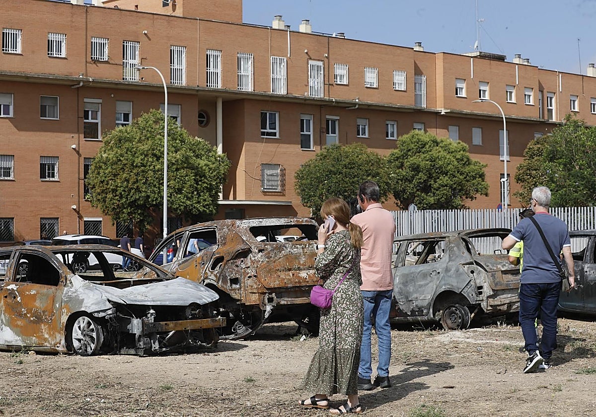 Vehículos calcinados en el incendio que afectó al bloque de viviendas de Pino Montano