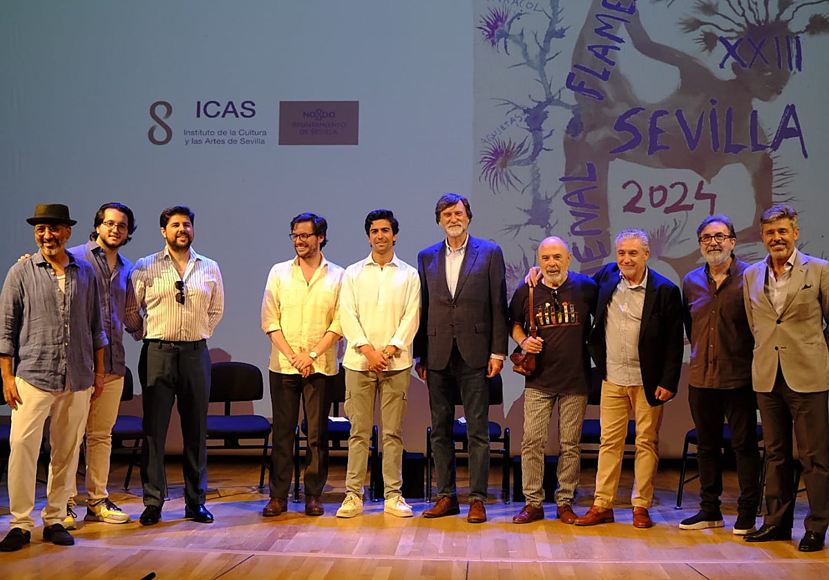 De izquierda a derecha, Rycardo Moreno, David de Arahal, Manuel Valencia, Fernando Mañes, director del ICASS, el director de la Bienal, Luis Ybarra, Pedro Chicharro de la Diputación Provincial, Rafael Rodríguez, Segundo Falcón, Paco Jarana y Pedro Sierra