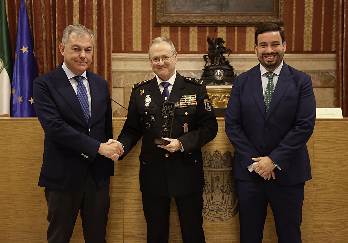 El jefe superior de Policía de Andalucía Occidental, Andrés Martín, ha recogido el galardón de manos de José Luis Sanz y Alberto Jiménez-Becerril García