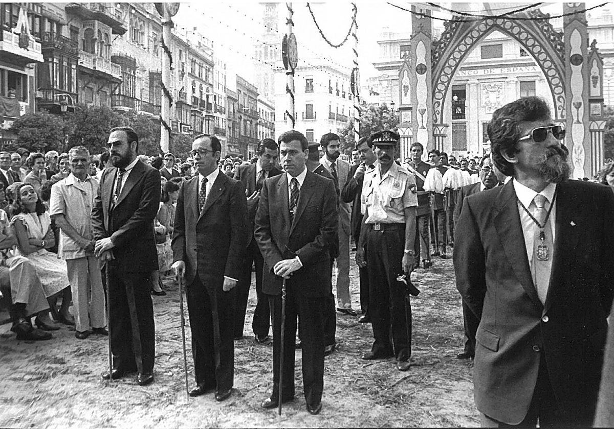 El alcalde Manuel del Valle, de traje oscuro, en la procesión del Corpus en junio de 1984