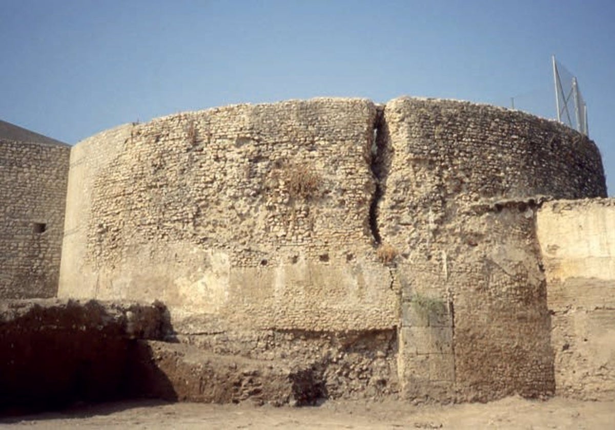 Imagen del muro absidal junto al antiguo teatro romano de Itálica