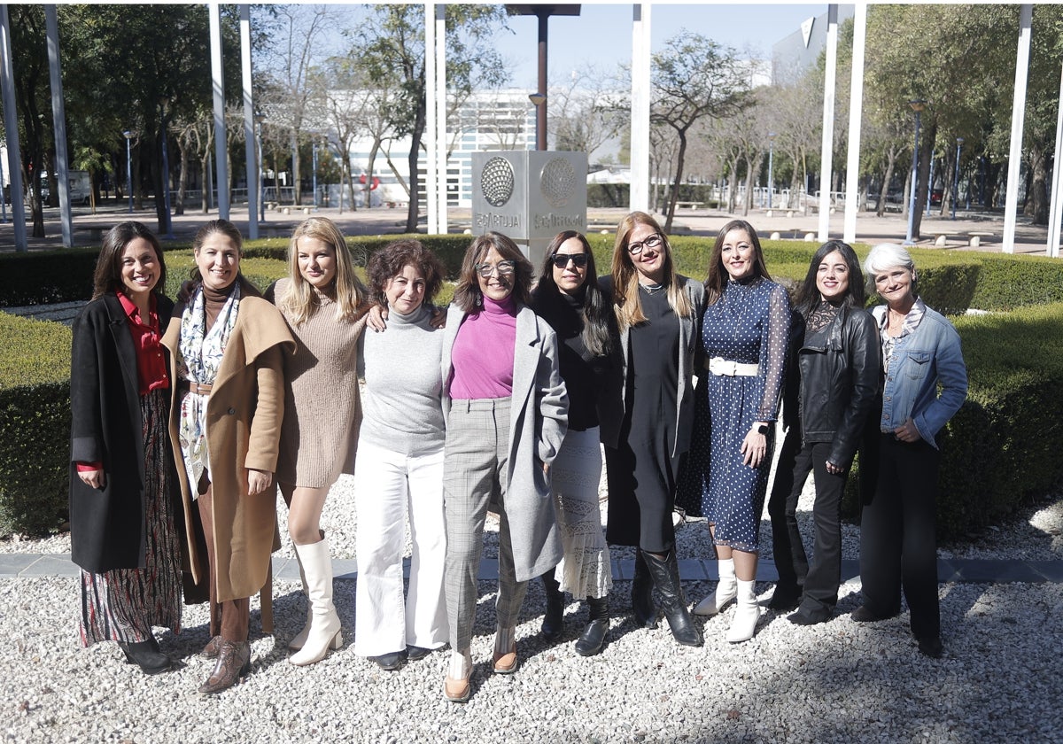 Escoltadas a izquierda y derecha por las dos enfermeras que las cuidaron, atendieron y pusieron en contacto  (Laura González y Marisa Vera), las chicas del cable del Virgen del Rocío: Sofía, Pilar, Elena, Chelo, Estefanía, Verónica, Rocío y Trini