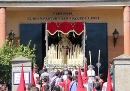 Padre Pío cede su palio para la procesión magna de Jerez de la Frontera