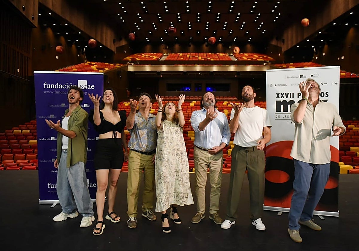 Los finalistas andaluces de los Max tiran simbólicamente una manzana al aire, en representación del galardón de estos premios