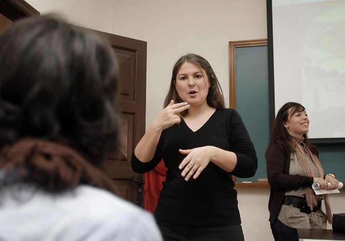 La niña padece una discapacidad auditiva y motriz del 66 por ciento y necesita un intérprete de lengua de signos