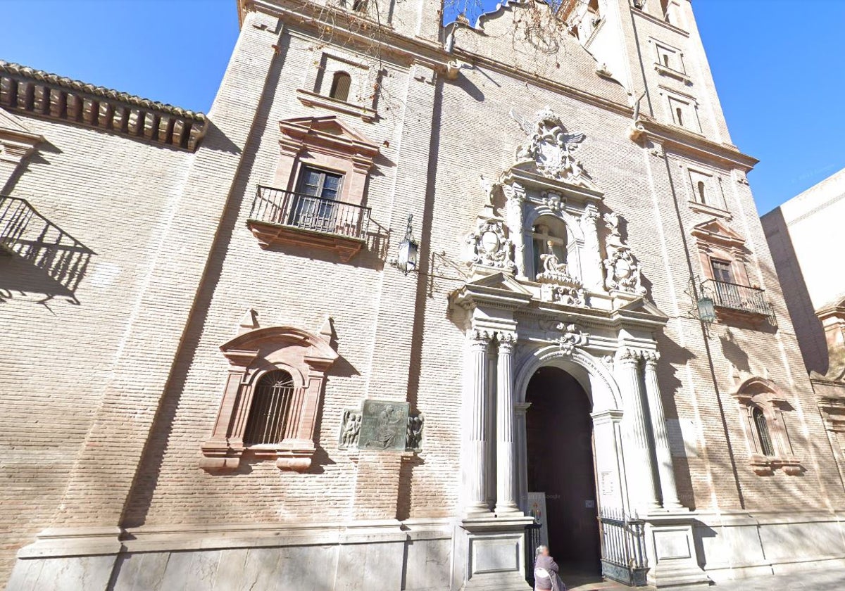 Portada de la basílica de la Virgen de las Angustias, lugar donde comenzará la carrera oficial