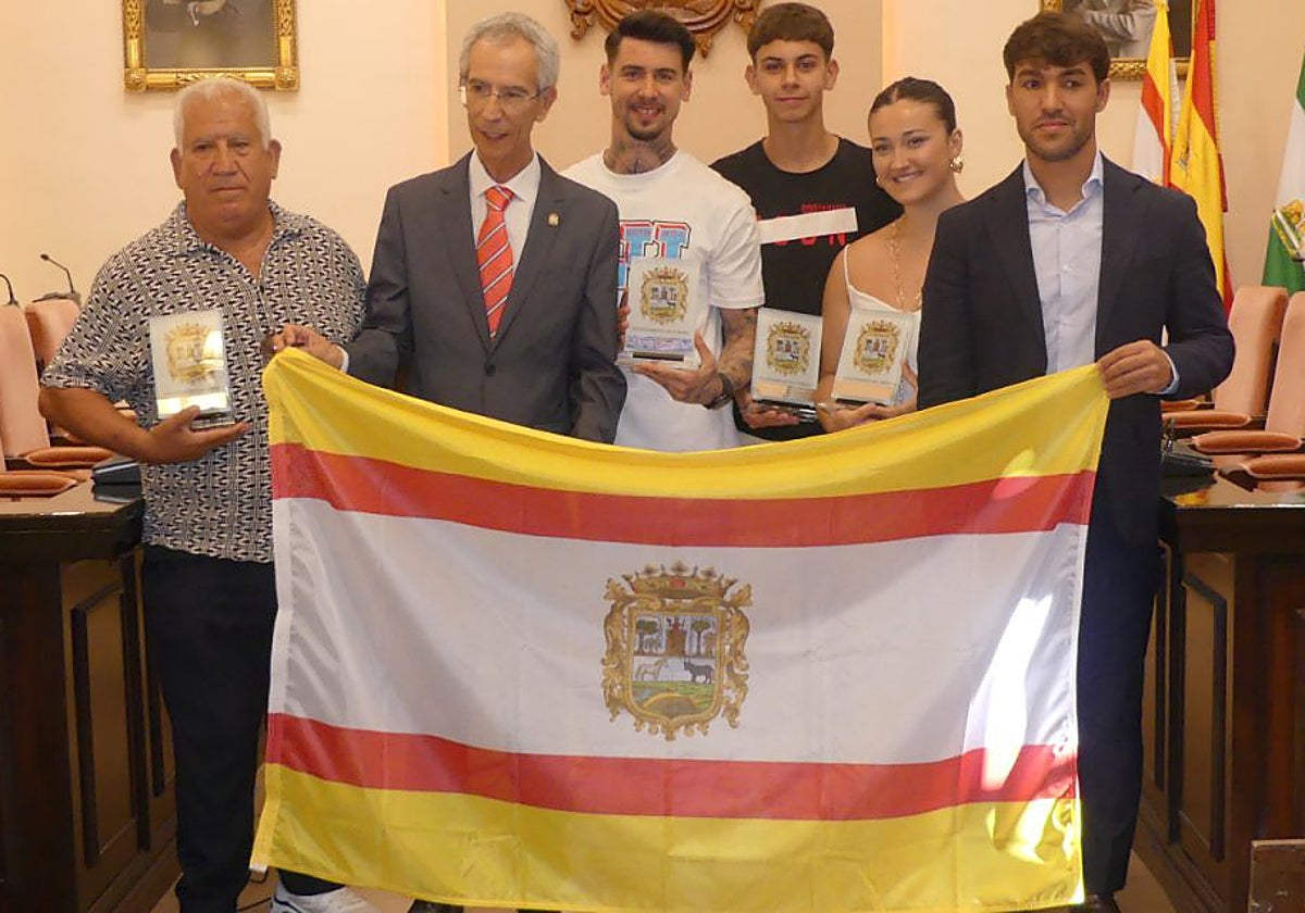 El Ayuntamiento de Utrera galardona a Dani Ceballos tras la polémica ...