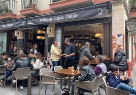 Un bar de Triana tiene uno de los tiradores de cerveza más originales de Sevilla