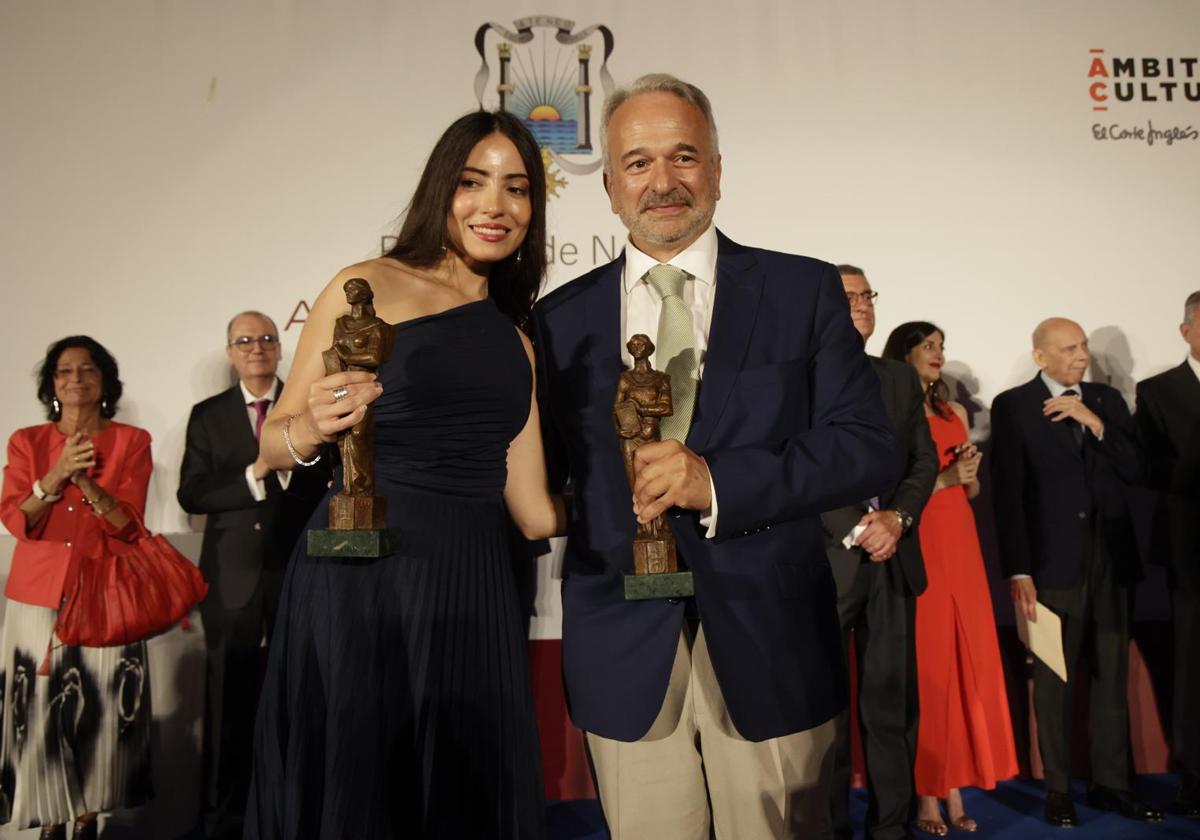 Angélica Yuste y Sixto Sánchez Lorenzo recibiendo los Premios Ateneo de Sevilla 2024