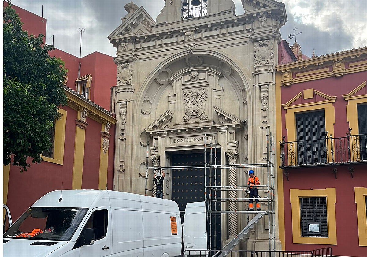 Fachada principal de la basílica del Gran Poder
