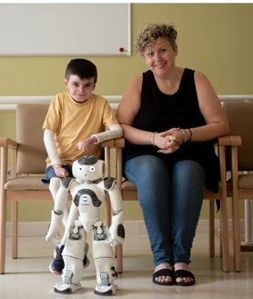 Imagen secundaria 2 - Arriba, Leo hace unos ejercicios pautados que le marca Juande para mejorar sus articulaciones y su capacidad motórica. Debajo, dos imágenes en la Unida de Atención Temprana del Hospital de San Juan de Dios de Sevilla. A la derecha con Lidia, su madre 